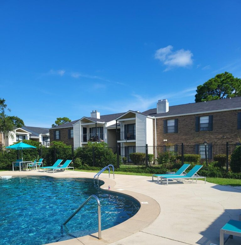 Edgewater Pointe Apartments Exterior Swimming Pool View