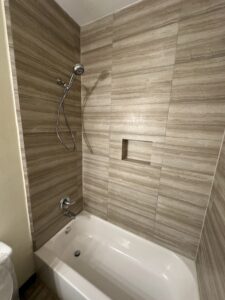 Merida Vista Apartments Interior Apartments Bathroom with Bath Tub Mid-View Photo